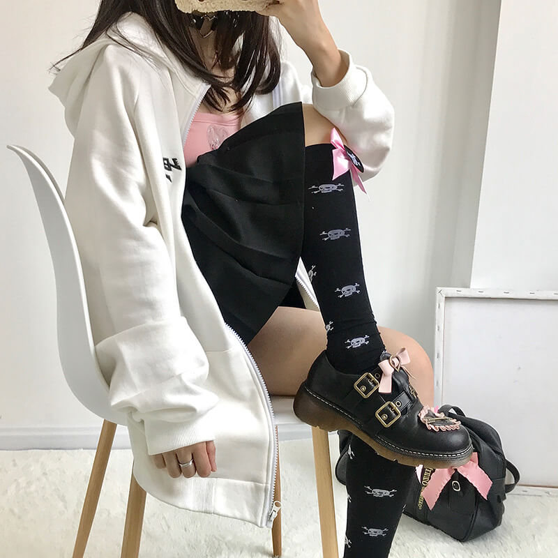 LOLITA BOW DARK SKULL KNEE JK SOCKS BY52205